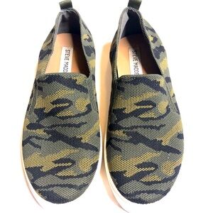 Steve Madden camuflaje pattern slip on sneakers shoes